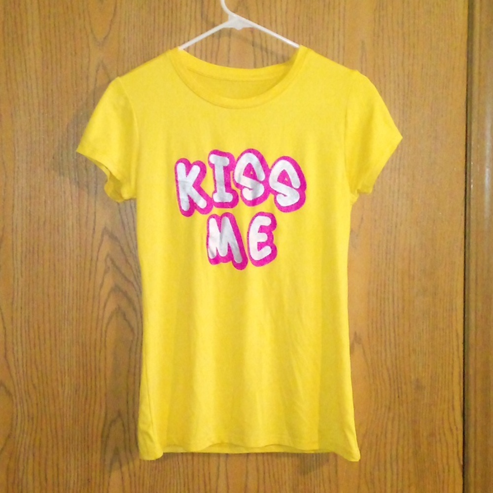 Bright YeLLoW/HoT Pink & silver "KISS ME" short sleeve shirt *@SIZE: L See pics